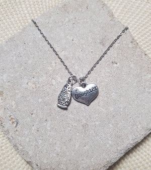 Fiedler auf dem Dach, russische Matrjoschka und Tochter, Charm-Halskette Fiedler auf dem Dach, russische Matrjoschka und Tochter, Charm-Halskette