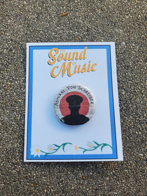 SOUND OF MUSIC Metall-Ansteckknopf „Admiral von Schrieber“. SOUND OF MUSIC Metall-Ansteckknopf „Admiral von Schrieber“.