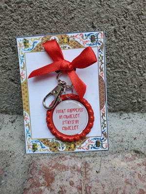 SPAMALOT "What Happens in Camelot" Flaschenverschluss-Schlüsselanhänger SPAMALOT "What Happens in Camelot" Flaschenverschluss-Schlüsselanhänger