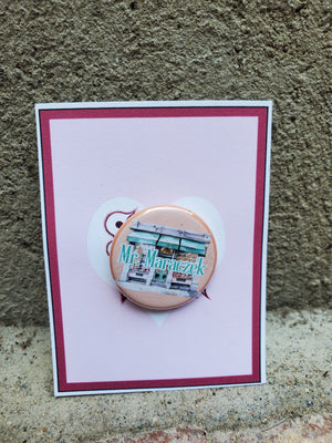 SIE LIEBT MICH "Mr. Maraczek" Metall Button SIE LIEBT MICH "Mr. Maraczek" Metall Button