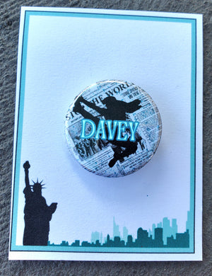 NEWSIES "Davey" Metall-Anstecker NEWSIES "Davey" Metall-Anstecker