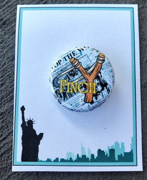 NEWSIES "Finch" Metall-Anstecker NEWSIES "Finch" Metall-Anstecker