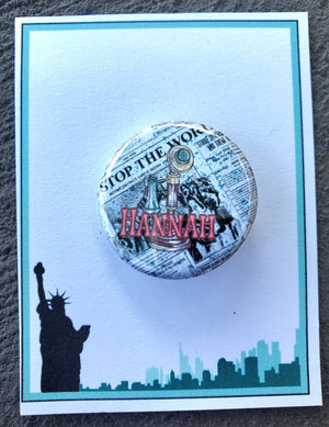 NEWSIES "Hannah" Metall Button NEWSIES "Hannah" Metall Button