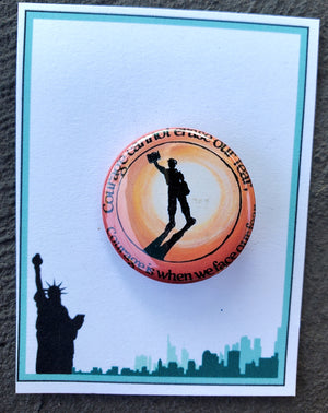 NEWSIES "Mut kann unsere Angst nicht auslöschen" Metall Button NEWSIES "Mut kann unsere Angst nicht auslöschen" Metall Button