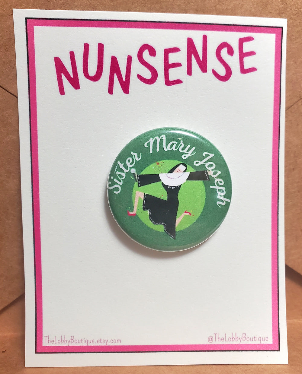 NUNSENSE „Schwester Mary Joseph“ Metall-Anstecker