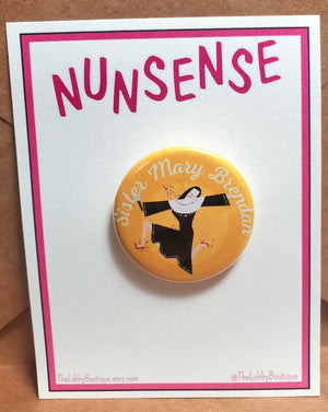 NUNSENSE „Schwester Mary Brendan“ Metall-Anstecker NUNSENSE „Schwester Mary Brendan“ Metall-Anstecker