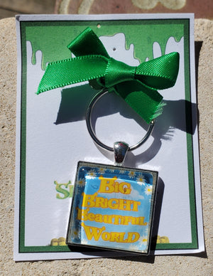 SHREK "Big Bright Beautiful World" Glascabachon-Schlüsselanhänger SHREK "Big Bright Beautiful World" Glascabachon-Schlüsselanhänger