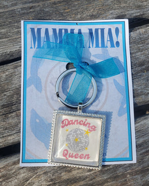 MAMMA MIA "Dancing Queen" Glascabachon-Schlüsselanhänger MAMMA MIA "Dancing Queen" Glascabachon-Schlüsselanhänger