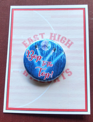 ADDAMS FAMILY "Alice Beineke" Metall-Anstecker ADDAMS FAMILY "Alice Beineke" Metall-Anstecker