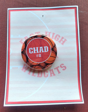 ADDAMS FAMILY "Alice Beineke" Metall-Anstecker ADDAMS FAMILY "Alice Beineke" Metall-Anstecker