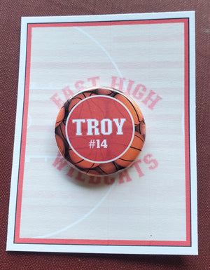 ADDAMS FAMILY "Alice Beineke" Metall-Anstecker ADDAMS FAMILY "Alice Beineke" Metall-Anstecker