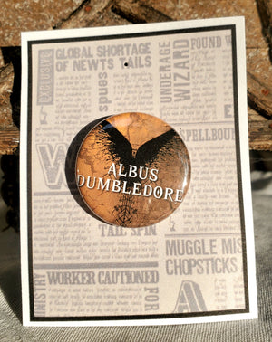 ADDAMS FAMILY "Alice Beineke" Metall-Anstecker ADDAMS FAMILY "Alice Beineke" Metall-Anstecker