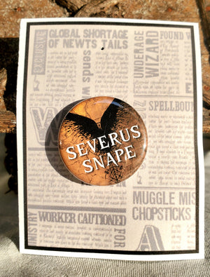 ADDAMS FAMILY "Alice Beineke" Metall-Anstecker ADDAMS FAMILY "Alice Beineke" Metall-Anstecker