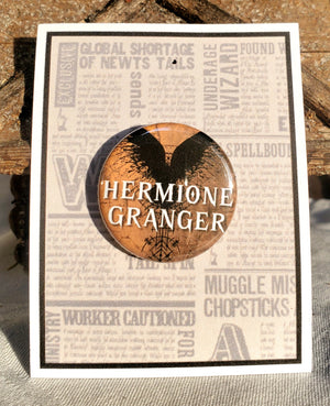 ADDAMS FAMILY "Alice Beineke" Metall-Anstecker ADDAMS FAMILY "Alice Beineke" Metall-Anstecker