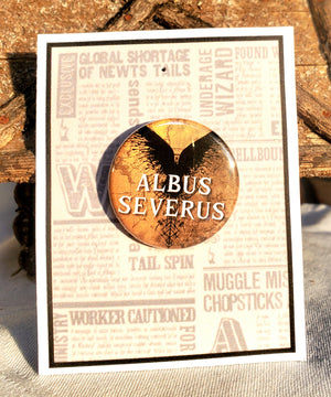 ADDAMS FAMILY "Alice Beineke" Metall-Anstecker ADDAMS FAMILY "Alice Beineke" Metall-Anstecker