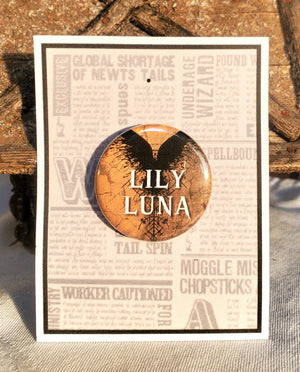 ADDAMS FAMILY "Alice Beineke" Metall-Anstecker ADDAMS FAMILY "Alice Beineke" Metall-Anstecker