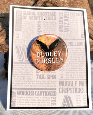 ADDAMS FAMILY "Alice Beineke" Metall-Anstecker ADDAMS FAMILY "Alice Beineke" Metall-Anstecker