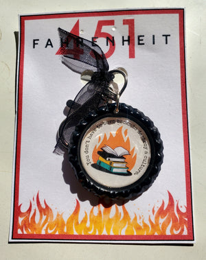 ADDAMS FAMILY "Alice Beineke" Metall-Anstecker ADDAMS FAMILY "Alice Beineke" Metall-Anstecker