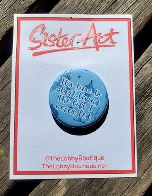 ADDAMS FAMILY "Alice Beineke" Metall-Anstecker ADDAMS FAMILY "Alice Beineke" Metall-Anstecker