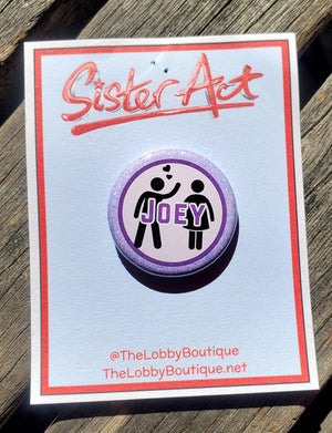 ADDAMS FAMILY "Alice Beineke" Metall-Anstecker ADDAMS FAMILY "Alice Beineke" Metall-Anstecker