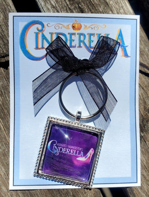 ADDAMS FAMILY "Alice Beineke" Metall-Anstecker ADDAMS FAMILY "Alice Beineke" Metall-Anstecker