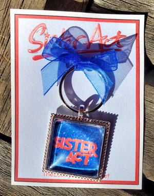 ADDAMS FAMILY "Alice Beineke" Metall-Anstecker ADDAMS FAMILY "Alice Beineke" Metall-Anstecker