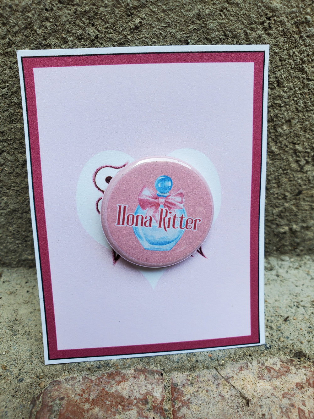 SIE LIEBT MICH "Ilona Ritter" Metall Button Button