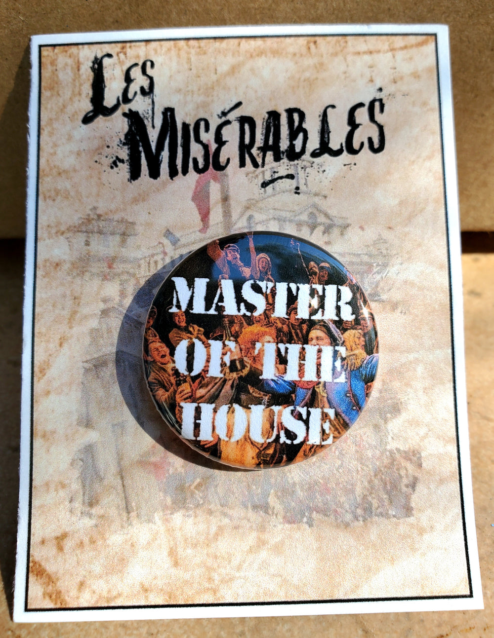 LES MISERABLES "Herr des Hauses" Metall Button