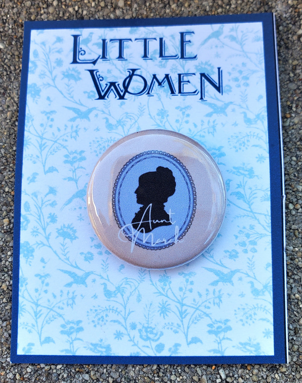 LITTLE WOMEN "Tante March" Metall Button