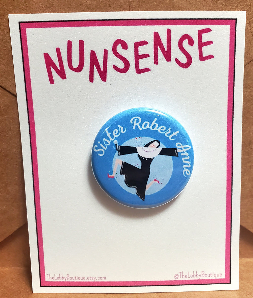 NUNSENSE „Schwester Robert Anne“ Metall-Anstecker