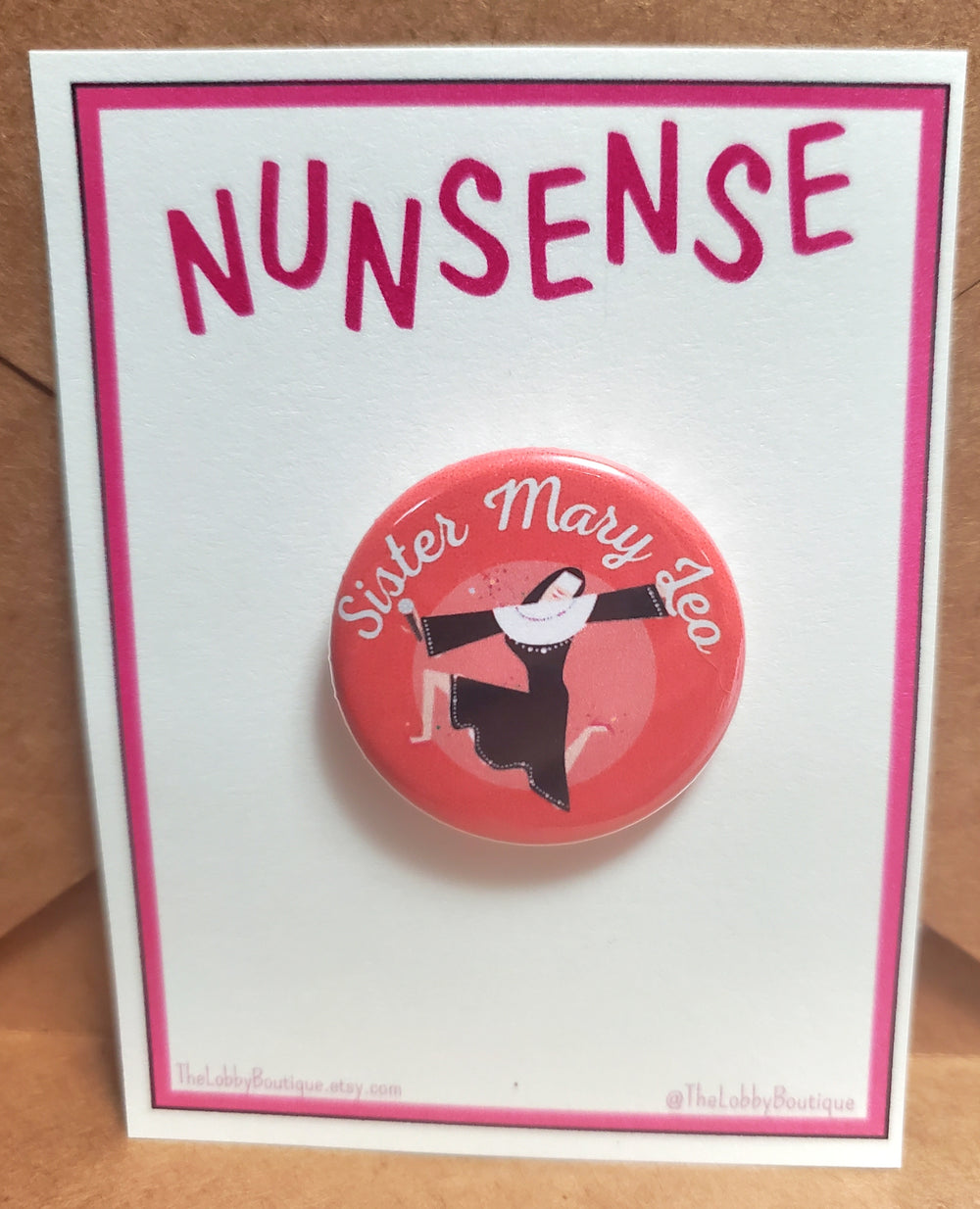 NUNSENSE „Schwester Mary Leo“ Metall-Anstecker