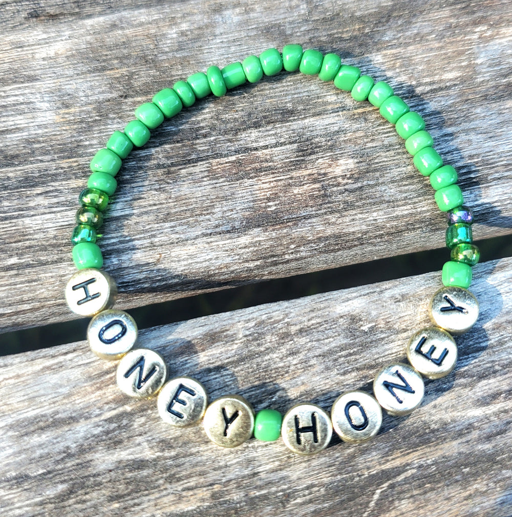 MAMMA MIA „Honey Honey“ Buchstabenarmband mit Perlen