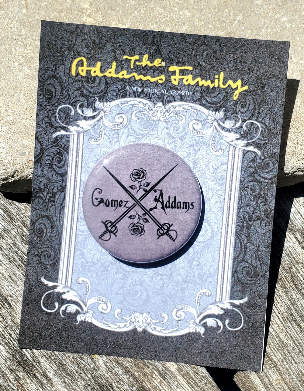 ADDAMS FAMILY "Gomez Addams" Metall Button