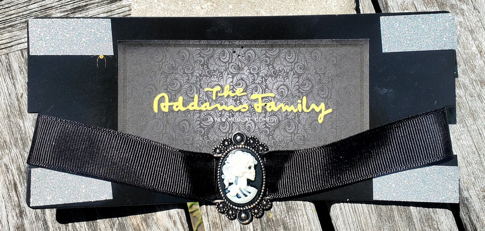 ADDAMS FAMILY Ahnen-Halsband