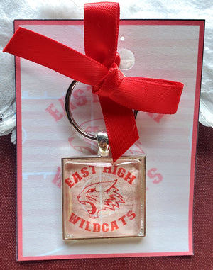 ADDAMS FAMILY "Alice Beineke" Metall-Anstecker