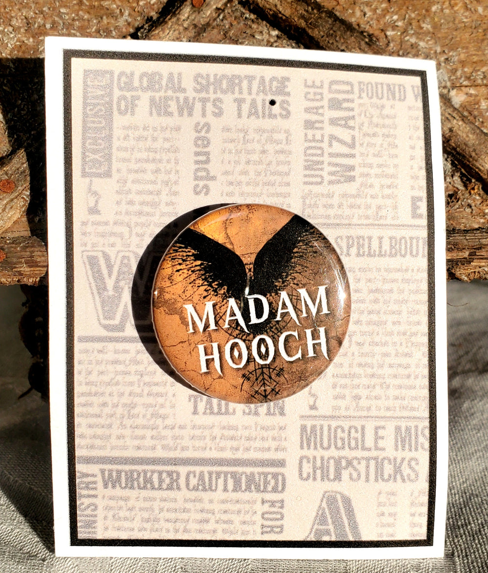 ADDAMS FAMILY "Alice Beineke" Metall-Anstecker